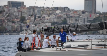 Caption; ICA Sailing Team TAYK BMW Borusan Otomotiv Zafer Kupası Yarışları'nda, IRC3 kategorisinde 3.’lük kupasını kazandı.